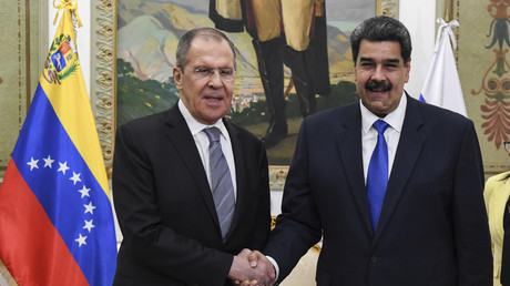 Le président vénézuélien Nicolas Maduro (à droite) serre la main du ministre russe des Affaires étrangères Sergueï Lavrov (à gauche) avant une réunion privée au palais présidentiel de Miraflores à Caracas le 7 février 2020 (image d'illustration).