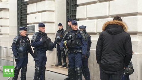 Les forces de l'ordre devant le siège de Blackrock à Paris, le 10 février.