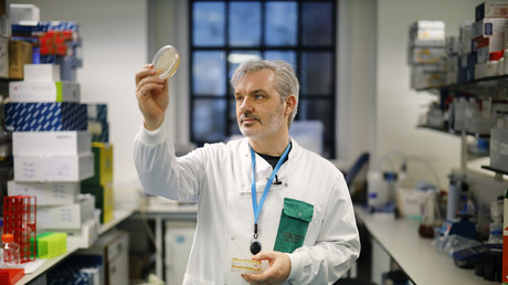 Le docteur Paul McKay, qui travaille sur un vaccin pour la souche 2019-nCoV du nouveau coronavirus, à l'Imperial College School of Medicine (ICSM) à Londres le 10 février 2020 (image d'illustration).