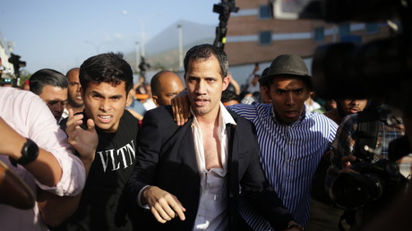 Le chef de l'opposition vénézuélienne et président par intérim autoproclamé Juan Guaido est escorté jusqu'à sa voiture après son arrivée à l'aéroport international Simon Bolivar de Maiquetia, dans l'Etat de Vargas, au Venezuela, le 11 février 2020 (image d'illustration).