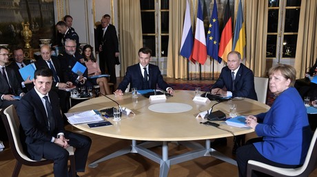 9 décembre 2019. Le président russe Vladimir Poutine et le président français Emmanuel Macron, le président ukrainien Vladimir Zelensky et la chancelière allemande Angela Merkel lors d'une réunion au «format normand» à Paris.