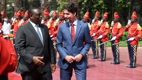 Le président du Sénégal, Macky Sall, accueille le Premier ministre du Canada, Justin Trudeau, au palais présidentiel de Dakar, Sénégal, le 12 février 2020.