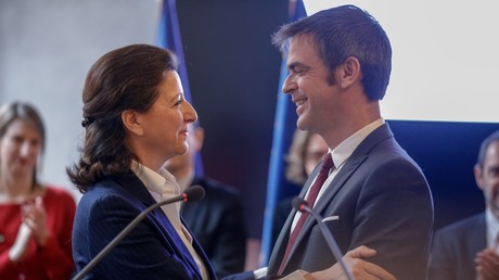 Agnès Buzyn lors de la passation de pouvoir à l'ex-député LREM de l'Isère, Olivier Véran.