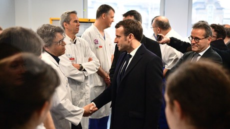 Emmanuel Macron rendait visite ce 27 février au personnel médical de l’hôpital de la Pitié-Salpêtrière à Paris, où est décédé le premier Français victime du coronavirus.