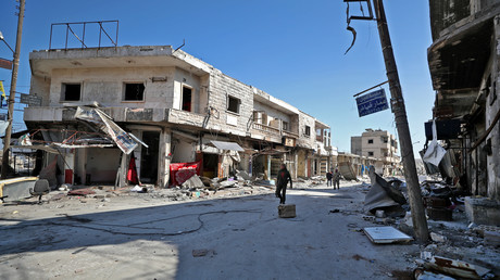 Des combattants syriens soutenus par la Turquie patrouillent dans la ville de Saraqeb dans la partie orientale de la province d'Idlib, dans le nord-ouest de la Syrie, le 27 février 2020 (image d'illustration).