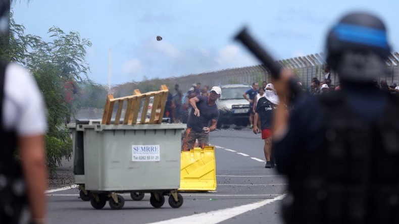 Par crainte du coronavirus, des Réunionnais manifestent contre le débarquement d'un paquebot