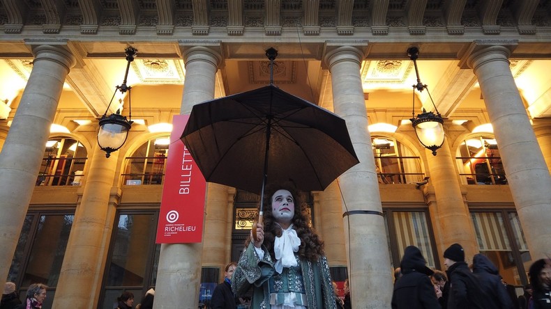 Happening de membres de la Comédie-Française et de l'Opéra de Paris contre la réforme des retraites