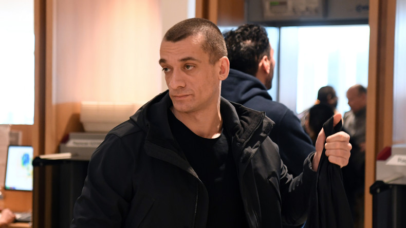 Piotr Pavlensky mis en examen et placé sous contrôle judiciaire pour violences aggravées
