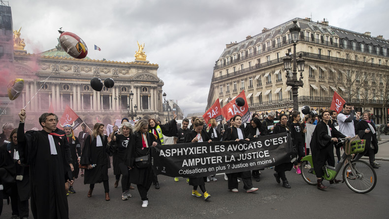 Course relais pour la justice: des centaines d'avocats se mobilisent contre la réforme des retraites