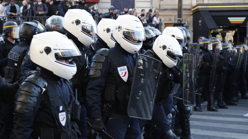 Acte 70 des Gilets jaunes : une manifestante crache sur des policiers en pleine pandémie (VIDEO)