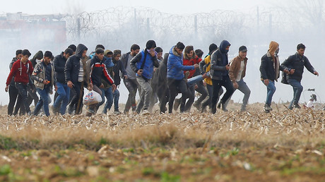Des migrants transportent un homme blessé près du poste frontière turc de Pazarkule avec la Grèce Kastanies, près d'Edirne, Turquie le 4 mars 2020.