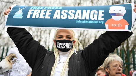 Une manifestante venue d'Amsterdam soutenir Julian Assange devant le tribunal de Woolwich Crown dans le sud-est de Londres le 24 février 2020 (image d'illustration).
