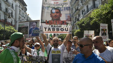 Un manifestant brandit un panneau appelant à libérer Karim Tabbou lors d'une manifestation contre le pouvoir organisée à Alger, le 27 septembre 2019 (image d'illustration).