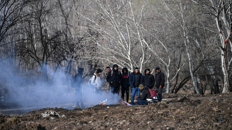 Des migrants se réchauffent  près de la frontière grecque, dans la ville turque d'Edirne, le 5 mars 2020 (image d'illustration).