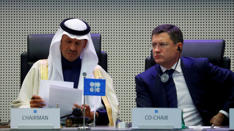 Le ministre de l'Energie de l'Arabie saoudite, le prince Abdoulaziz bin Salmane Al-Saoud, et le ministre russe de l'Energie, Alexander Novak, lors d'une réunion à Vienne le 2 mars.