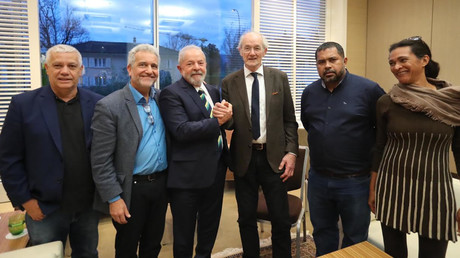 Rencontre entre l'ex-président Lula Da Silva et John Shipton (centre de l'image), père de Julian Assange, organisée à l'initiative du député Jean Rossiaud (2e à gauche), le 6 mars 2020, à Genève.