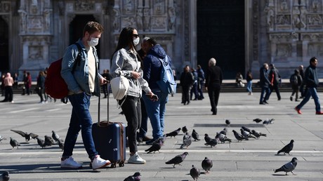 Des touristes portant des masques de protection à la Piazza del Duomo à Milan, le 8 mars (image d'illustration).