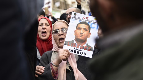 Une manifestante brandit le portrait de l'opposant Karim Tabbou lors d'une manifestation contre le pouvoir, le 24 janvier à Alger.