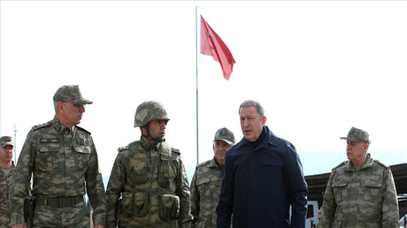 Le ministre de la Défense turque Hulusi Akar passe en revue ses troupes à Hatay, près de la frontière syrienne, le 3 février 2020 (image d'illustration).