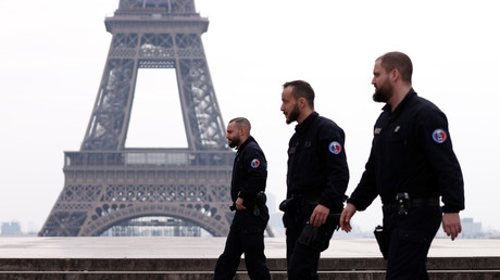Patrouille de police à Paris le 17 mars 2020.