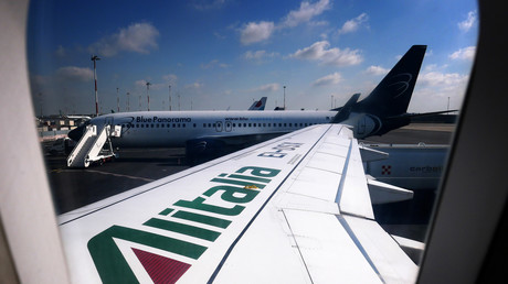 Le logo d'Alitalia est représenté sur l'aile d'un Airbus A320 le 4 juin 2019 à l'aéroport de Rome Fiumicino (image d'illustration).