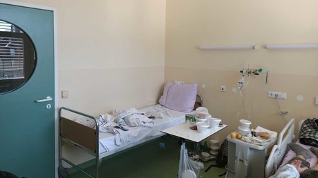 Chambre d'un établissement réquisitionné pour accueillir les personnes contaminées par le coronavirus, en Slovénie.