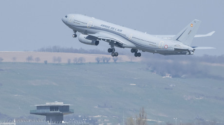 L'avion militaire français décolle de l'aéroport de Bâle-Mulhouse transportant six patients infectés par le coronavirus. Le 18 mars 2020.