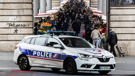 Un équipage de police aux abords du marché de Barbès à Paris (XVIIIe arrondissement) en plein confinement, le 18 mars.