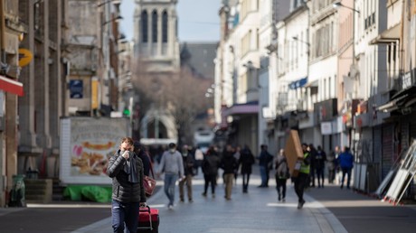 Des passants font leurs courses à Saint-Denis, en Seine-Saint-Denis, le 18 mars (image d'illustration).