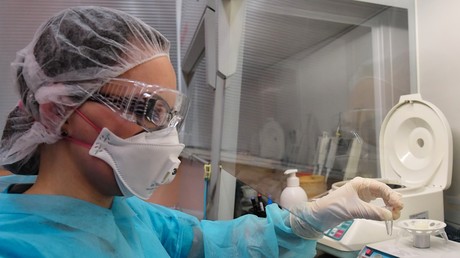 Une employée du laboratoire du Centre d'hygiène et d'épidémiologie de Saint-Pétersbourg analysent les échantillons de cas suspects de coronavirus