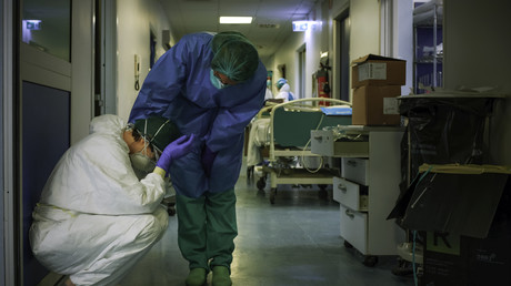 Une infirmière réconforte l'une de ses collègues, le 13 mars 2020, à l'hôpital de Crémone, au sud-est de Milan en Lombardie (image d'illustration).