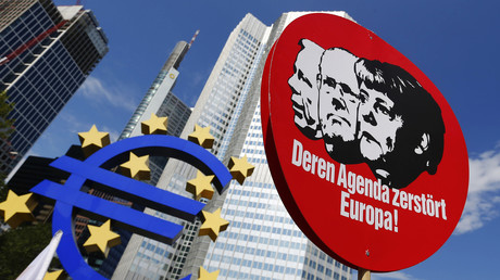 «Votre agenda détruit l'Europe» proclame une pancarte montrant la chancelière allemande Angela Merkel et d'autres responsables politiques européens lors d'une manifestation devant la Banque centrale européenne à Francfort, le 8 juin 2013 (illustration).