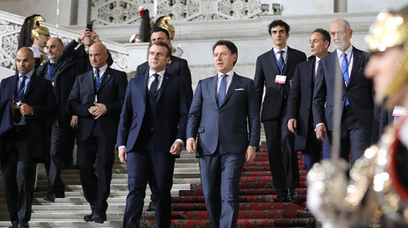 Le président français Emmanuel Macron et le président du Conseil italien Giuseppe Conte au palais royal de Naples, dans le sud de l'Italie lors du sommet franco-italien du 27 février 2020 (illustration).
