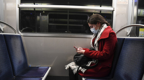 Une usagère du métro parisien pianote sur son smartphone, le 23 mars 2020 (image d'illustration).