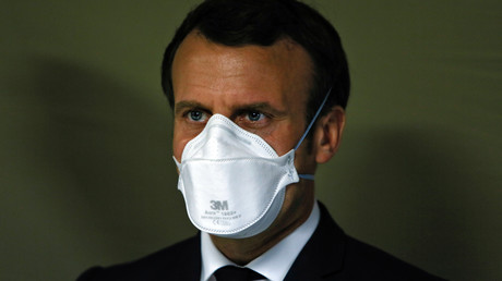 Première sortie masquée pour Emmanuel Macron en visite à l'hôpital Emile Muller à Mulhouse le 25 mars, quelques heures après la déclaration de Sibeth Ndiaye.