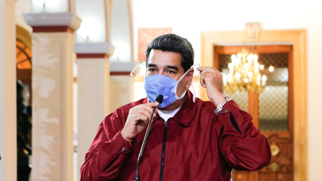 Le président vénézuélien Nicolas Maduro porte un masque protecteur lors d'une réunion au Palais Miraflores à Caracas, Venezuela, le 13 mars 2020.