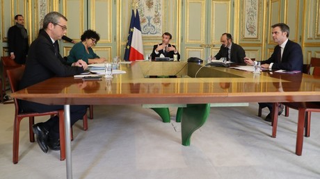 De gauche à droite : Alexis Kohler, Frédérique Vidal, Emmanuel Macron, Edouard Philippe et Olivier Véran, le 24 mars 2020, à l'Elysée, à Paris (image d'illustration).
