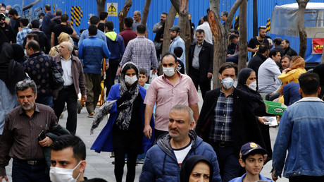 Les Iraniens se rassemblent à l'intérieur du grand bazar de Téhéran alors que le pays est frappé par la pandémie de Covid-19 (le 18 mars 2020)