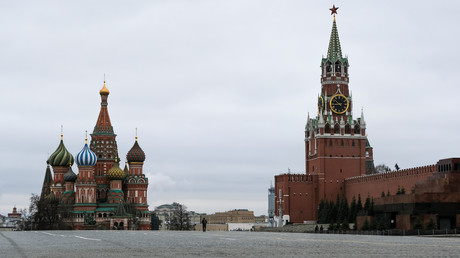 Photographie montrant la Place Rouge, la tour Spasskaya du Kremlin et la cathédrale Saint-Basile, dans le centre de Moscou, le 30 mars.
