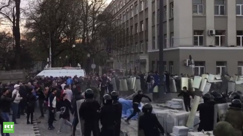 Russie : en pleine pandémie, des manifestations réelles et virtuelles contre le confinement