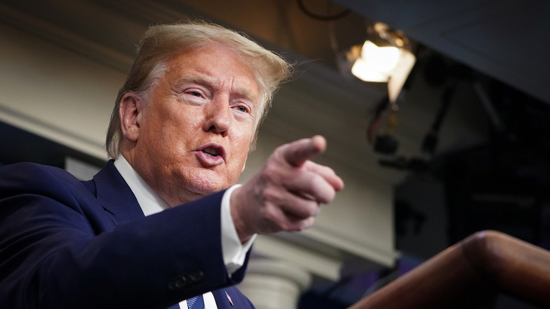 «Priorité au travailleur américain» : Trump va suspendre l'octroi des «cartes vertes» pour 60 jours
