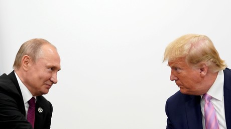 Le président américain Donald Trump et le président russe Vladimir Poutine lors d'une réunion bilatérale pendant le sommet des dirigeants du G20 à Osaka, au Japon, le 28 juin 2019 (illustration).