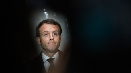 Emmanuel Macron, à l'usine de masque de Kolmi-Hopen à Saint-Barthelemy-d'Anjou, le 31 mars 2020.