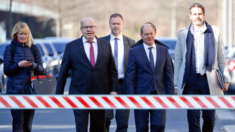 Les ministres allemands de l'Economie Peter Altmaier et des Finances Olaf Scholz (au centre) arrivent une conférence de presse sur l’épidémie de Covid-19, à la chancellerie de Berlin, le 1er avril 2020.