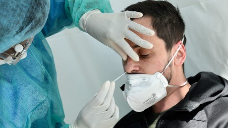 Un patient se fait tester pour le COVID-19, à Paris, le 1er avril 2020.