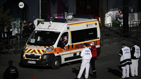 Une ambulance à l'extérieur de la gare d'Austerlitz (Paris), le 5 avril 2020, lors d'une opération d'évacuation par TGV de patients infectés par le Covid-19 (image d'illustration).