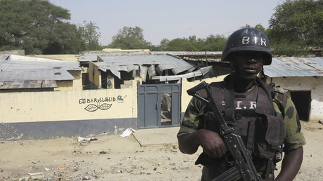 Un soldat des forces spéciales camerounaises se tient devant un bar près du pont d'Elbeid, détruit par Boko Haram, à Fotokol, le 17 février 2015.