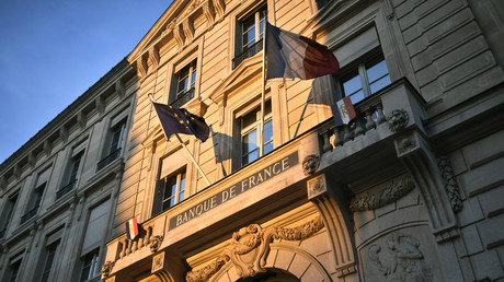 Selon les prévisions de la Banque de France (dont cette photographie montre la façade de l'immeuble de la  à Paris VI) chaque quinzaine de confinement coûtera à l'économie française 1,5 point de PIB (illustration).