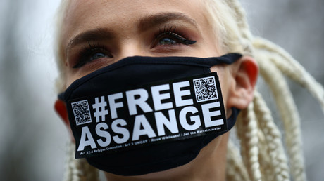 Une femme porte un masque en soutien à Julian Assange à l'extérieur de Woolwich Crown Court, avant une audience pour décider s'il doit être extradé vers les États-Unis. Londres, le 24 février 2020.