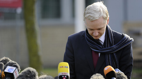 Julian Assange s'adresse aux médias en février 2011, devant la prison de Belmarsh (image d'illustration).